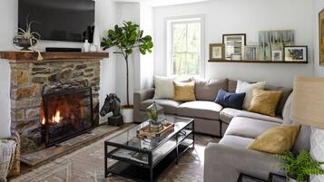 Smart-tv, een open haard, boeken en een stereo