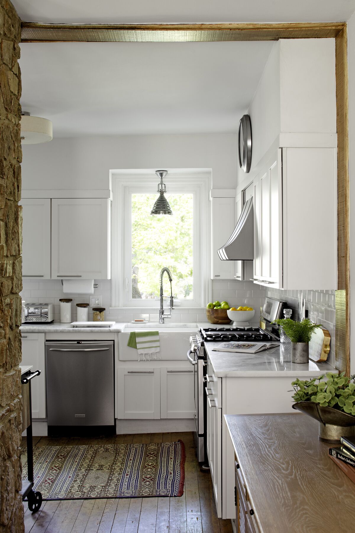 Full-size fridge, microwave, oven, stovetop