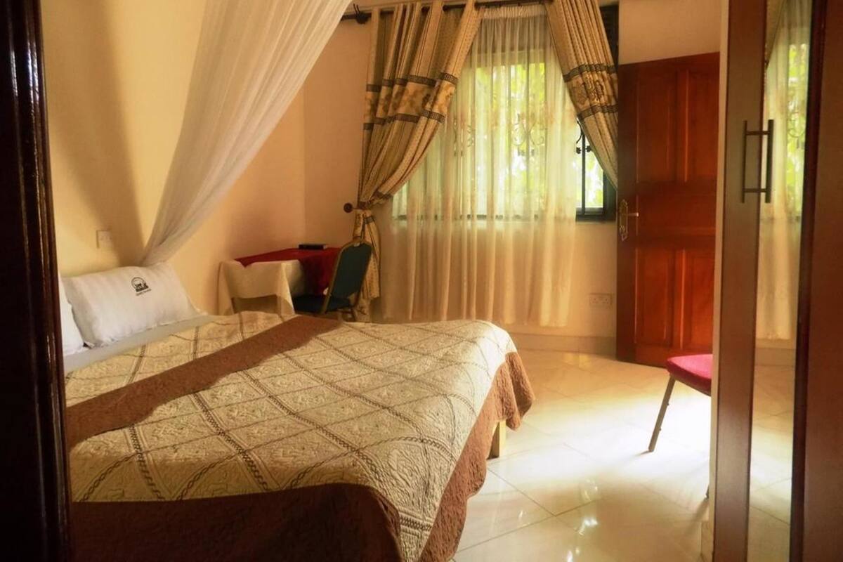 Escritorio, wifi gratis y ropa de cama