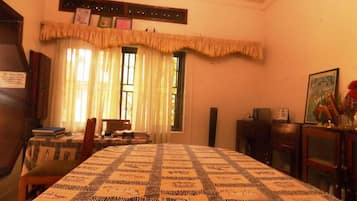 Breakfast, lunch, dinner served; local and international cuisine