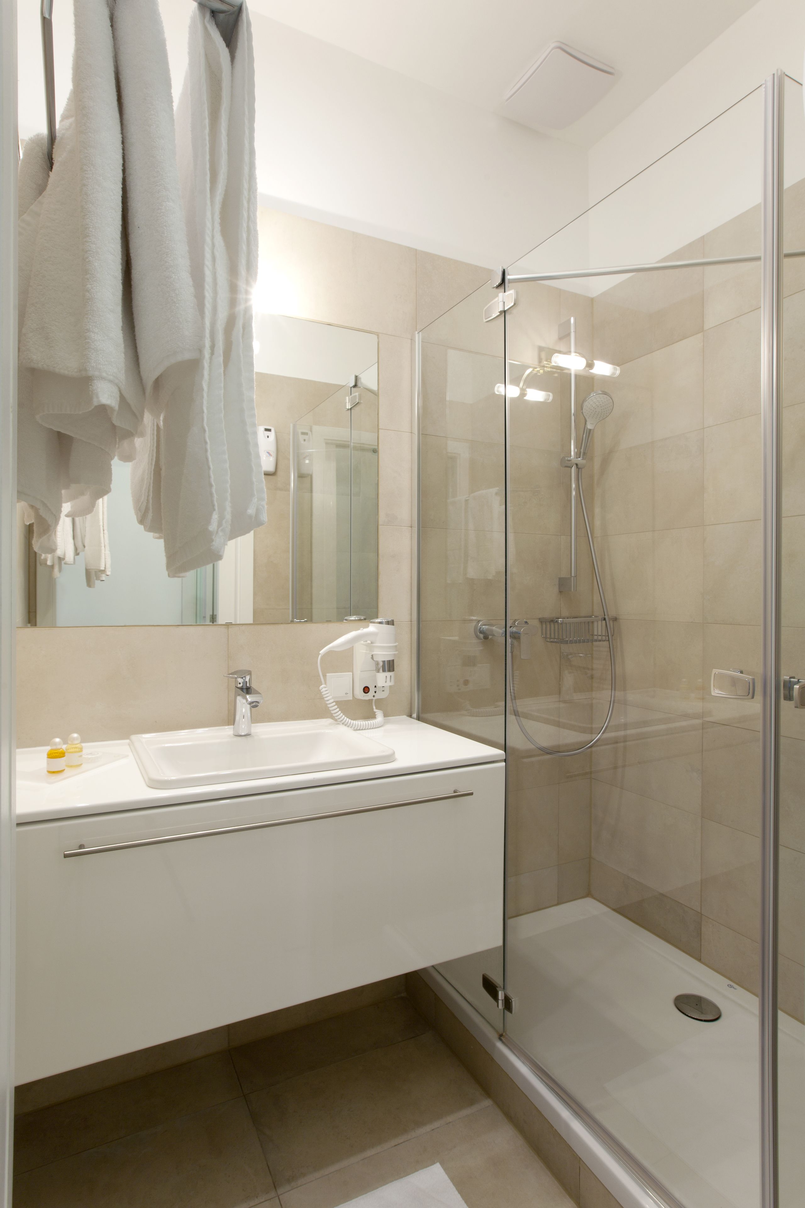 Standard Apartment | Bathroom | Hair dryer, towels, soap, shampoo