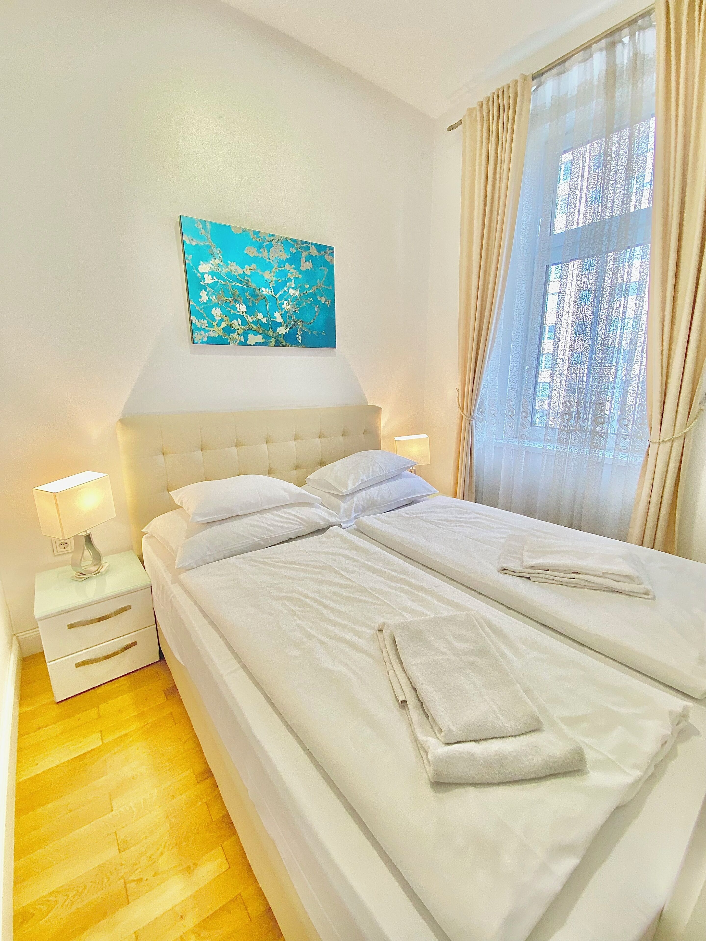 Familie appartement | Hypoallergeen beddengoed, een kluis op de kamer, een laptopwerkplek