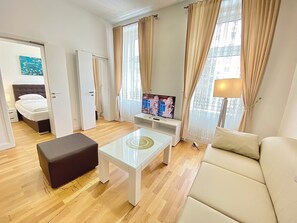 Family Apartment | Living area | 40-inch flat-screen TV with satellite channels, Smart TV, Netflix - Steiner Residences Vienna Augarten (Vienna)