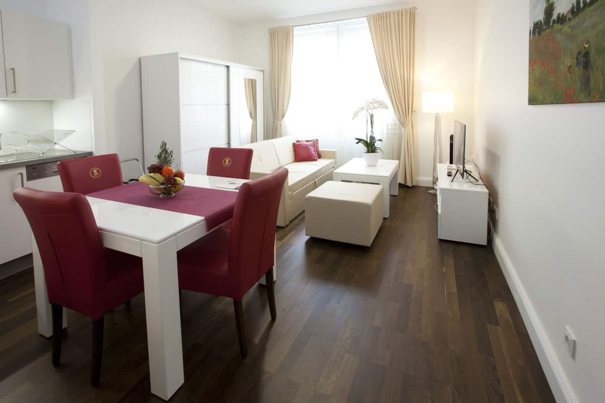 Business Apartment | Living room | 40-inch flat-screen TV with satellite channels, Smart TV, Netflix