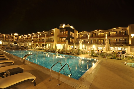 Front of property - evening/night. Venüs Termal Butik Otel