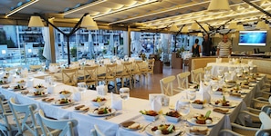 S'hi serveixen esmorzars, dinars, sopars i plats de cuina turca