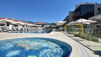 Inomhuspool, en säsongsöppen utomhuspool, gratis cabanor och parasoller