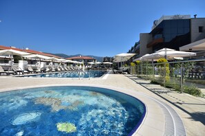 Alberca techada y alberca al aire libre por temporada