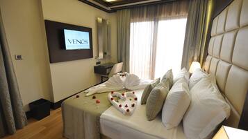 1 bedroom, Egyptian cotton sheets, premium bedding, memory foam beds