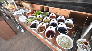 Ein Buffet mit verschiedenen Speisen und Beilagen.