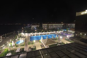 Vista frontal de la propiedad por la tarde o noche