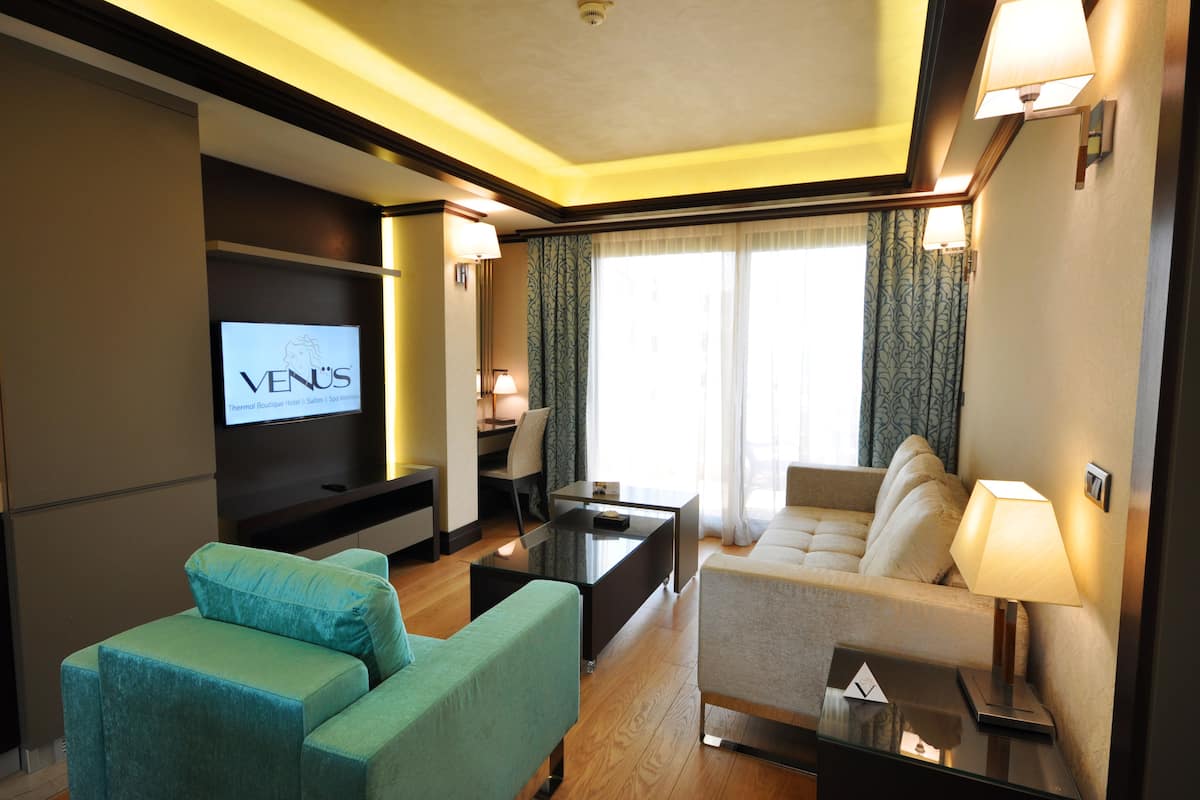 1 bedroom, egyptian cotton sheets, premium bedding, memory-foam beds