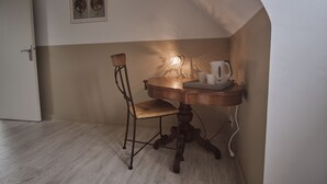 Standard Double Room, Garden View (Belle Epoque) | Lounge - A L'ombre des Pommiers (Ergue-Gaberic)