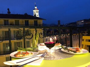 Outdoor dining - Spacious quality apartment in charming old town, fully equipped, King Size bed.  (Nice)
