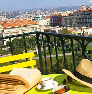 Outdoor dining - Spacious quality apartment in charming old town, fully equipped, King Size bed.  (Nice)