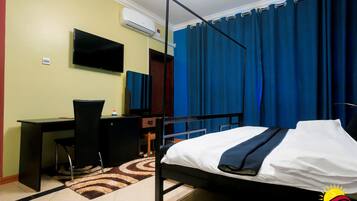 Skrivebord, wi-fi (inkludert) og sengetøy