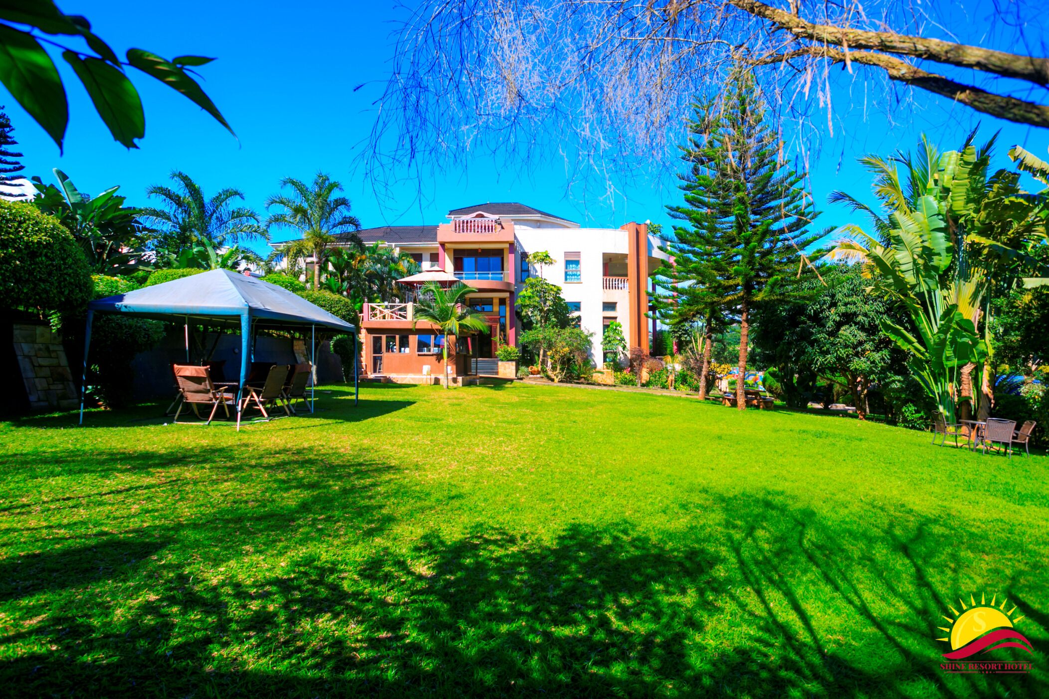 Vista frontal de la propiedad