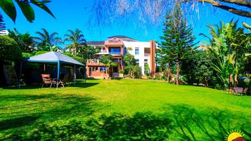 Vista frontal de la propiedad