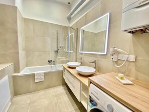 City Apartment, 1 Queen Bed with Sofa bed, Non Smoking, Kitchen | Bathroom | Hair dryer, heated floors, towels, soap