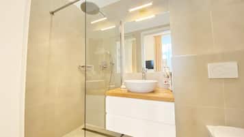 Economy Studio, 1 Queen Bed, Non Smoking, Kitchen | Bathroom | Hair dryer, heated floors, towels, soap