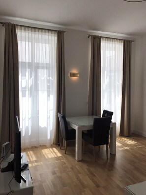 Business-Apartment, 1 Queen-Bett, Nichtraucher, Küche | Wohnbereich | 42-Zoll-Flachbildfernseher mit Kabelempfang, Smart-TV, Netflix