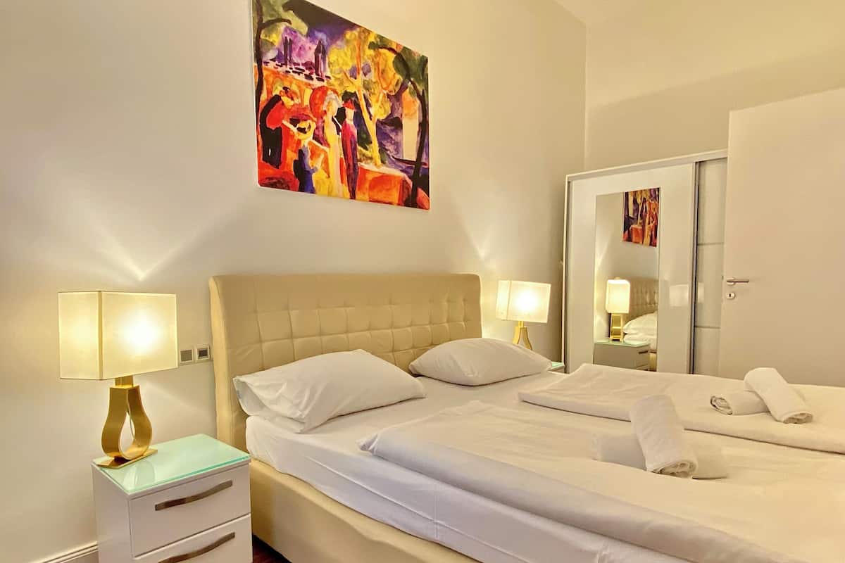 City Apartment, 1 Queen Bed with Sofa bed, Non Smoking, Kitchen | 2 bedrooms, hypo-allergenic bedding, in-room safe, laptop workspace