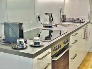 City-Apartment, 1 Queen-Bett und Schlafsofa, Nichtraucher, Küche | Eigene Küche | Großer Kühlschrank, Mikrowelle, Herdplatte, Geschirrspüler