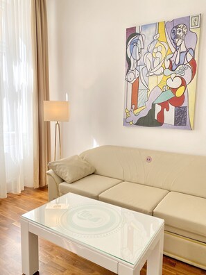 Comfort-Apartment, 1 Queen-Bett und Schlafsofa, Nichtraucher, Küche | Wohnbereich | 42-Zoll-Flachbildfernseher mit Kabelempfang, Smart-TV, Netflix