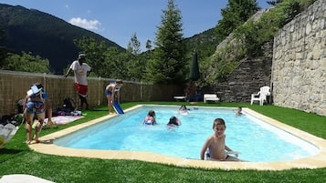 Piscine extérieure (ouverte en saison), parasols de plage