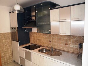 Refrigerador, horno, lavavajillas y cafetera y tetera 