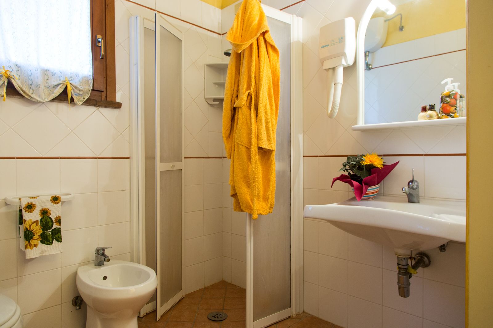 Une salle de bain avec une douche, un lavabo et des toilettes.