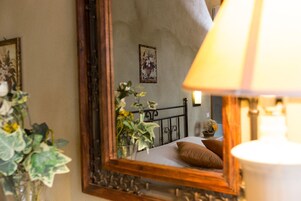Decoración personalizada, muebles diferentes y cortinas blackout 