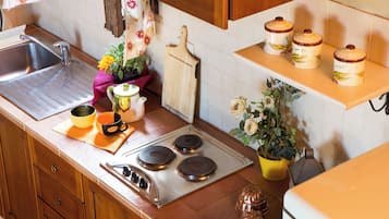 Il Frutteto 1 (4 Pax) | Cocina privada | Refrigerador, parrilla de estufa, utensilios de cocina y comedor
