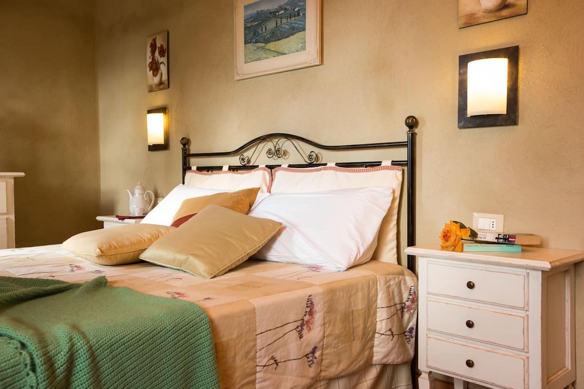 1 bedroom, individually decorated, individually furnished