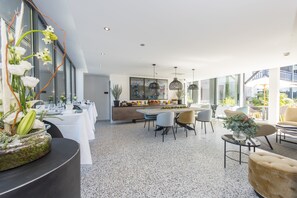 Daily full breakfast (EUR 18 per person)