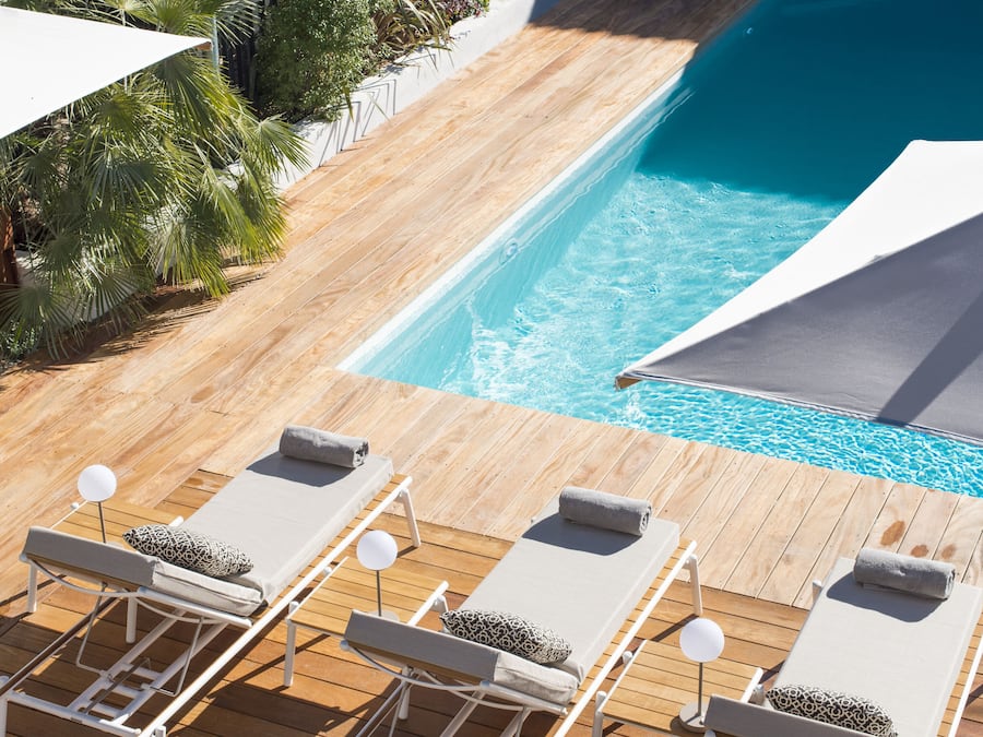 Una piscina al aire libre de temporada, una piscina climatizada