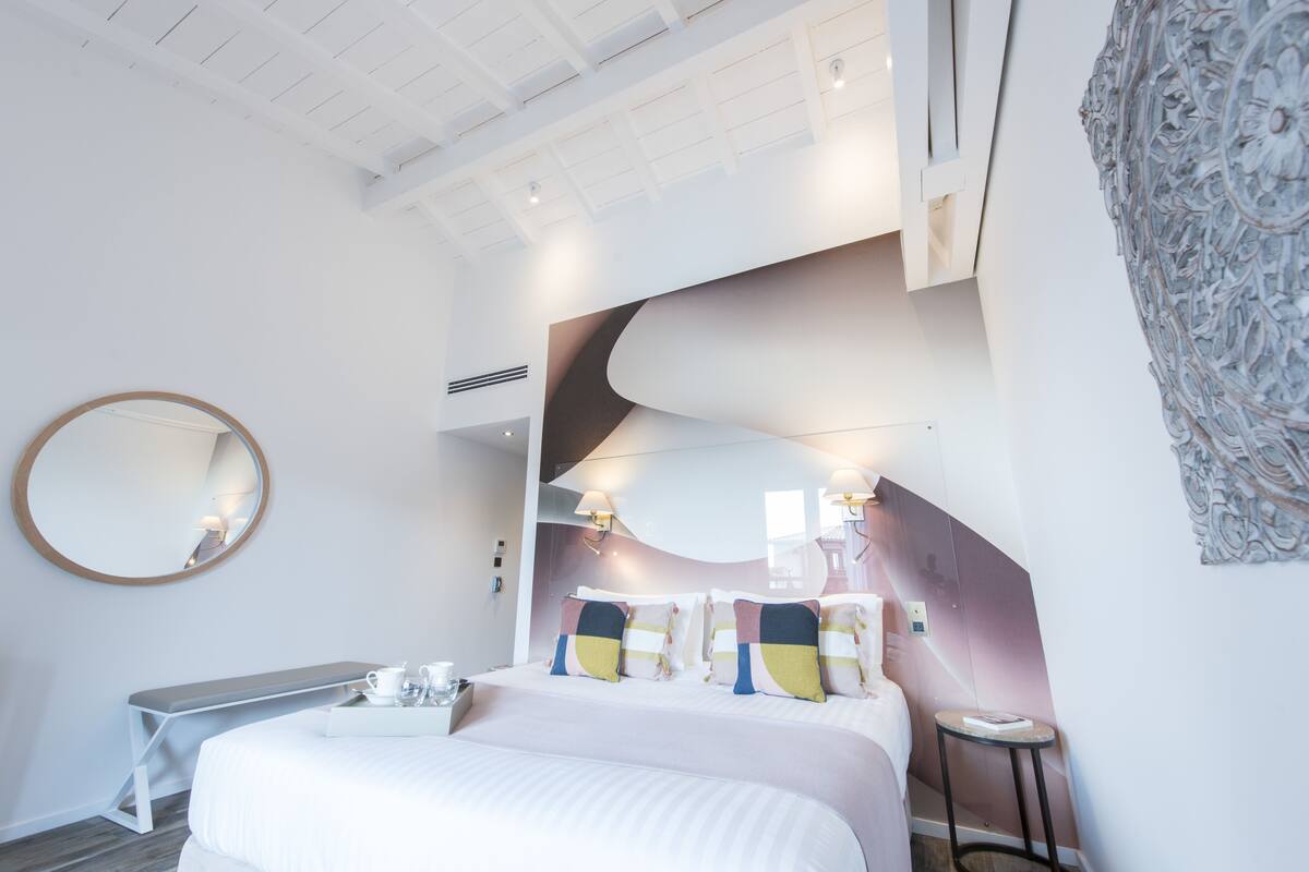 Quarto casal (Bougainville) | Roupas de cama premium, frigobar, cofres nos quartos, escrivaninha