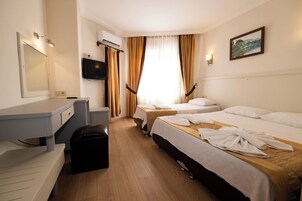 Habitación triple estándar | Minibar, escritorio, cunas gratuitas y camas supletorias
