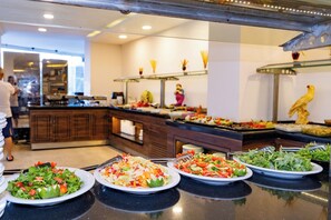 Breakfast and dinner served - Seymen Hotel (Erdemli)