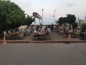 供应早餐和晚餐