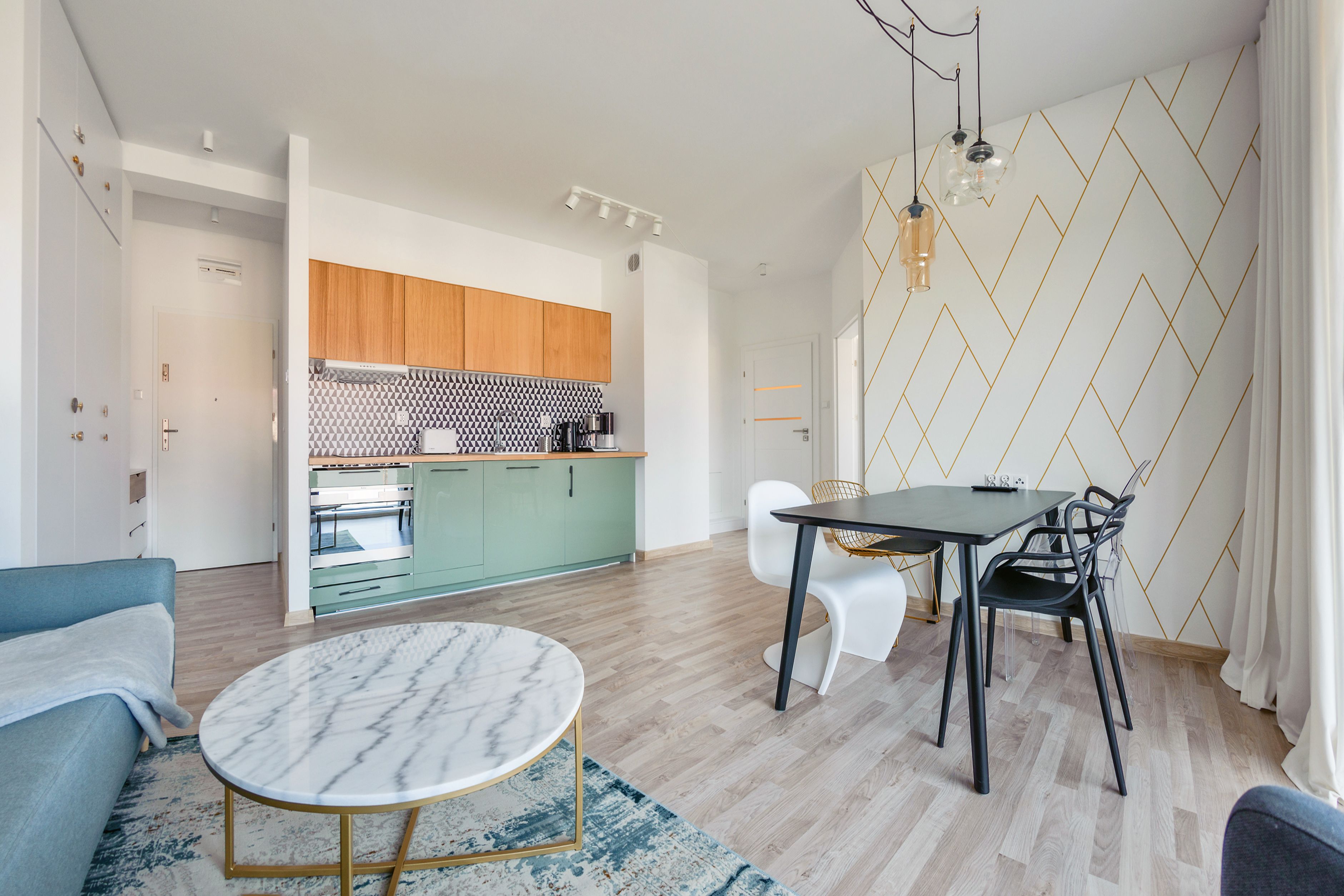 Un appartamento moderno con cucina, sala da pranzo e soggiorno.