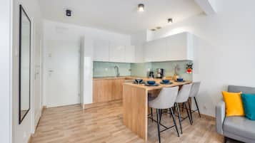 Apartamento (29) | Cozinha americana privada | Geladeira, cooktop, chaleira elétrica