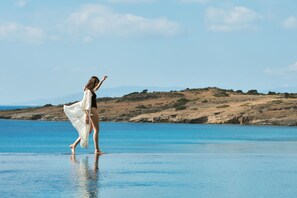 Seasonal outdoor pool, open 7:00 AM to 7:00 PM, pool umbrellas - METT Hotel & Beach Resort Bodrum (Bodrum)