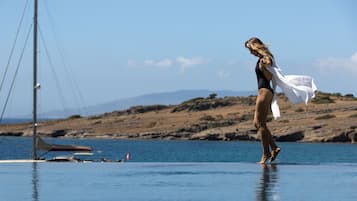 Alberca al aire libre por temporada y sombrillas en la alberca