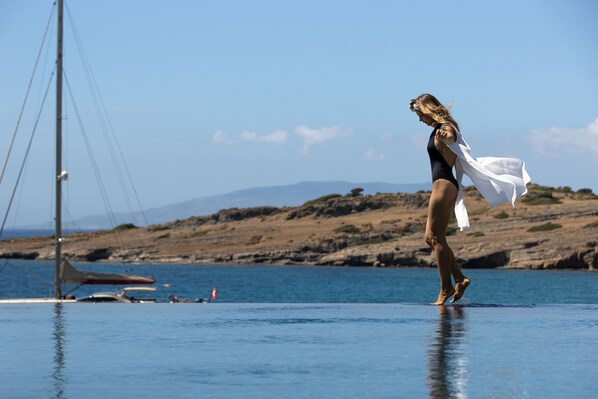 Kauden mukainen ulkouima-allas avoinna 7.00–19.00, aurinkovarjoja