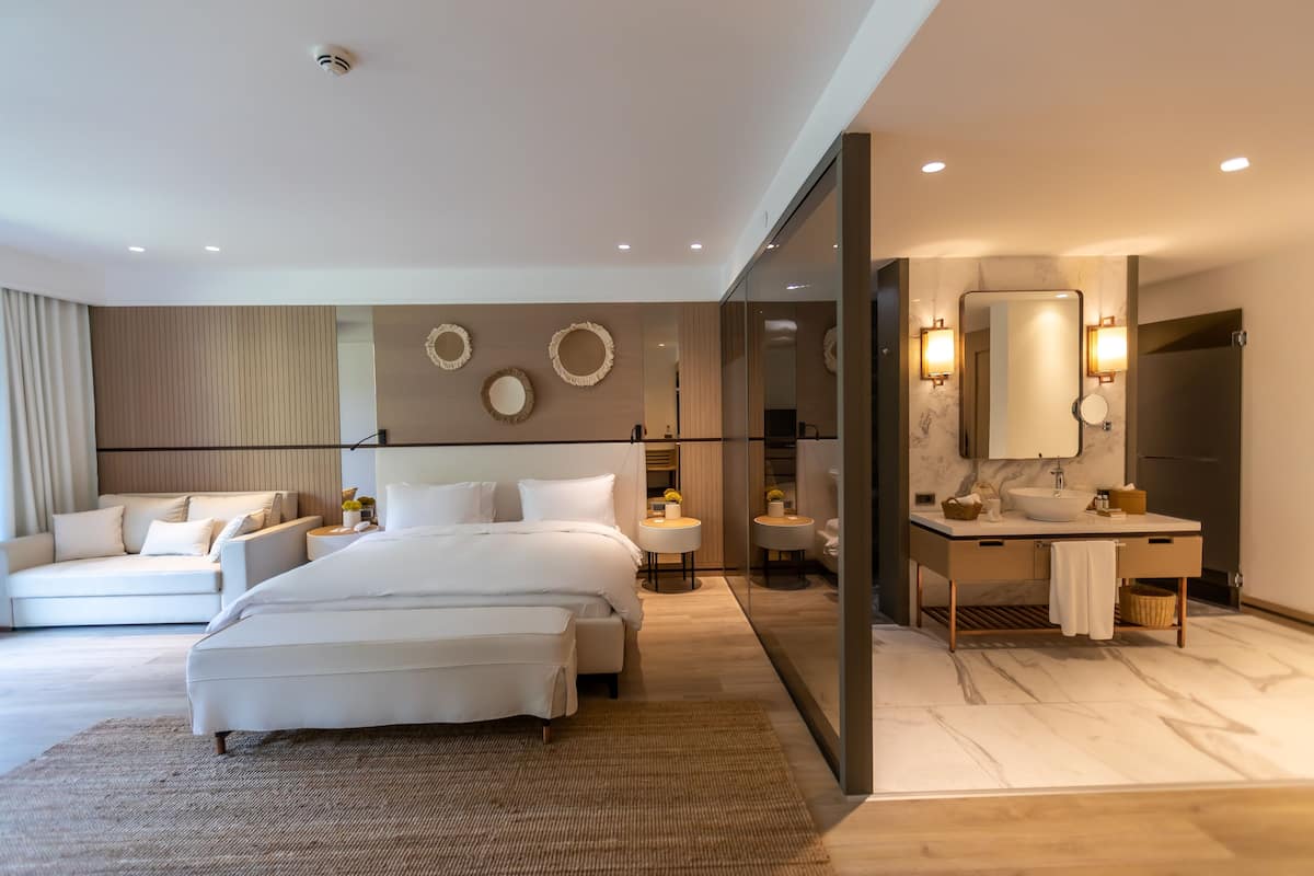 minibar, in-room safe, individually decorated, desk