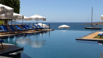 Alberca al aire libre por temporada y sombrillas en la alberca