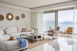 Sviitti, 2 keskisuurta parisänkyä, merinäköala | Minibaari, tallelokero huoneessa, yksilöllisesti sisustettu, työpöytä