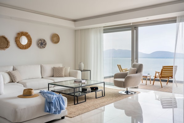 Suite, 2 camas de matrimonio, vistas al mar | Minibar, caja fuerte, decoración individual y escritorio