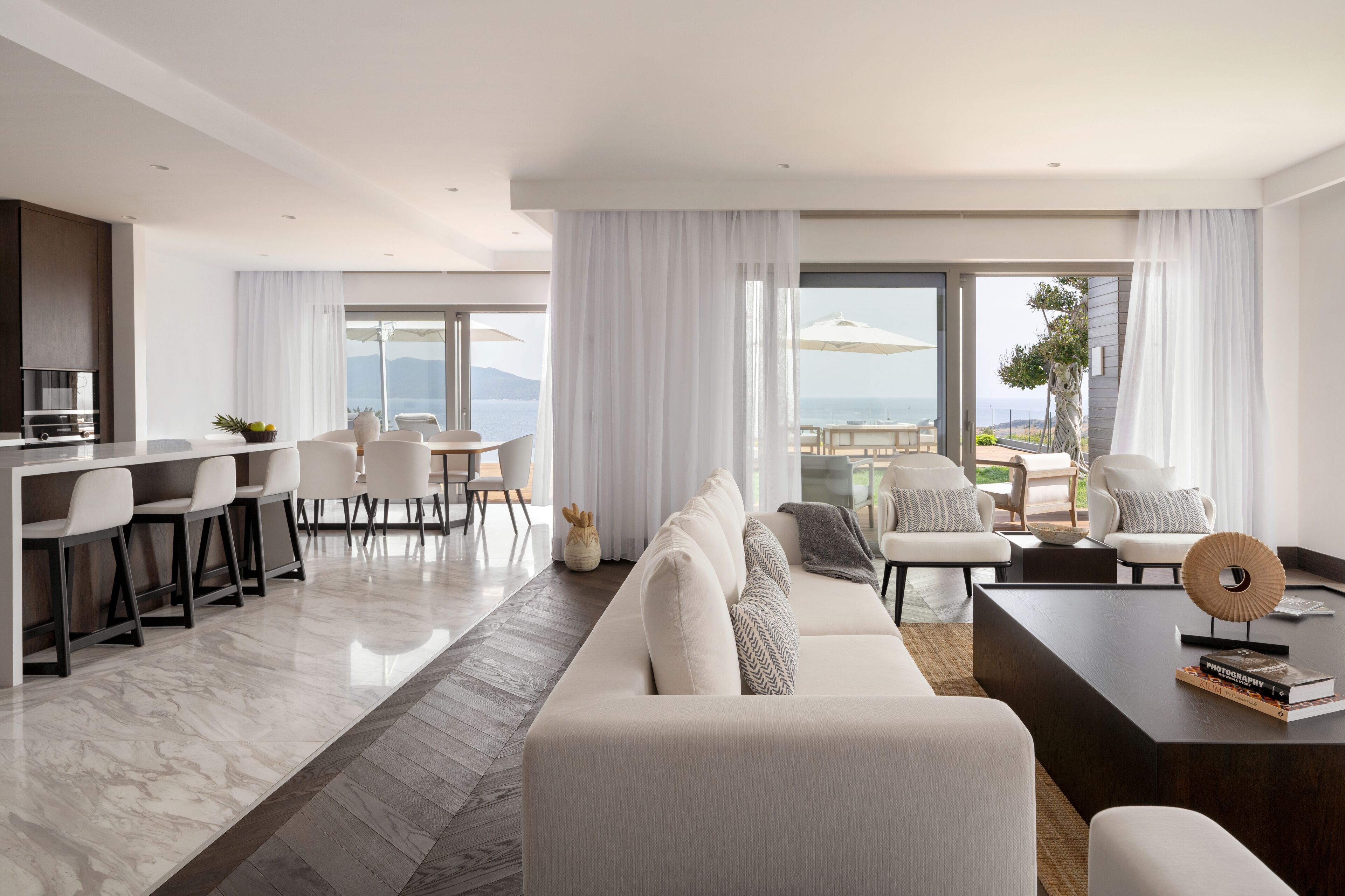 minibar, in-room safe, individually decorated, desk